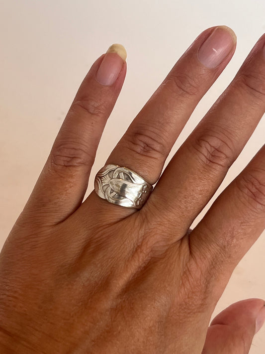 Ring af gammelt bestik båret på hånden, diskret blomsterring i sølvplet lavet af genbrugt teske - lavet af Monnas Smykkedesign 