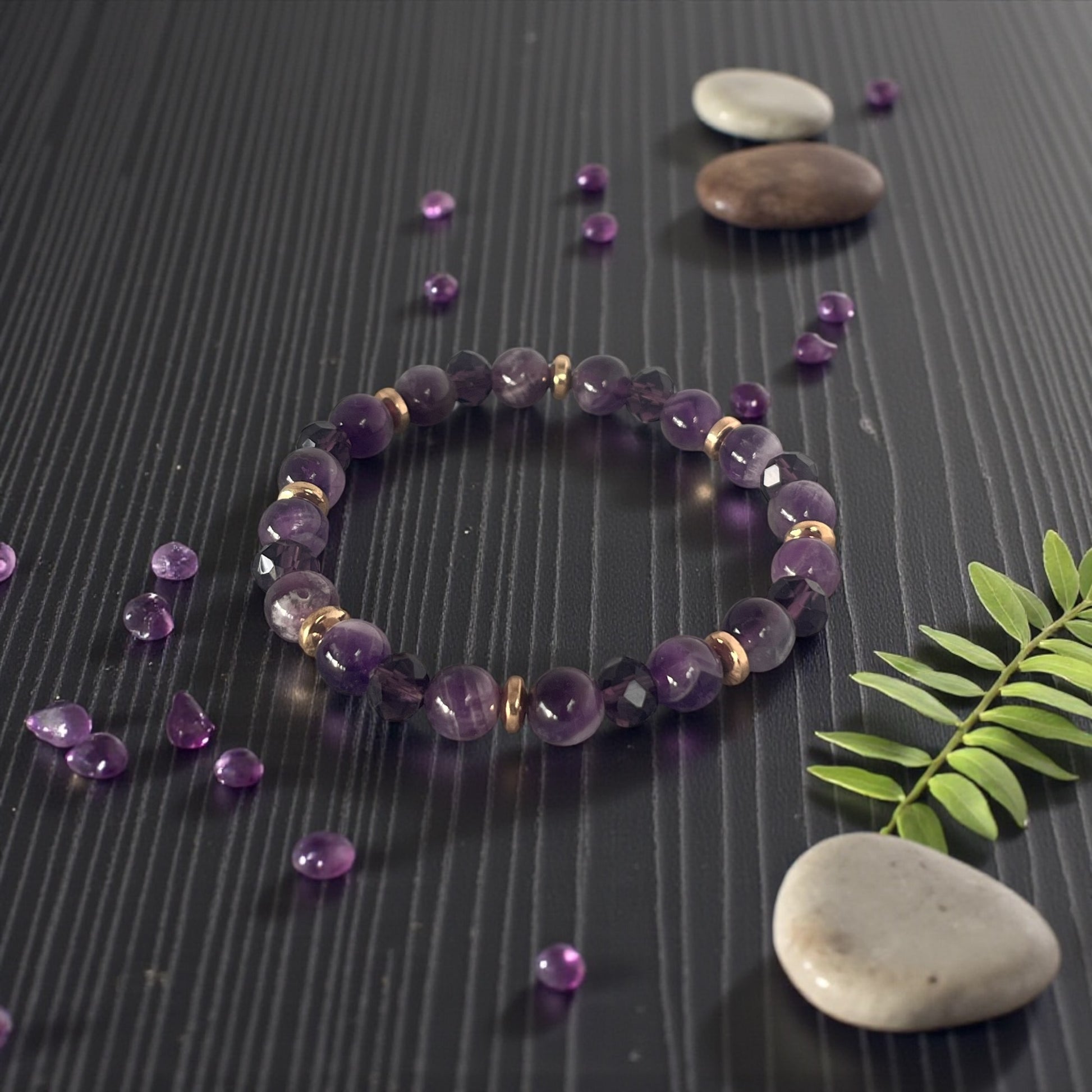 Ametyst Krystal armbånd i naturlige smykkesten med organisk struktur og tidløst design, håndlavet med sans for detaljer, lavet af Monnas Smykkedesign