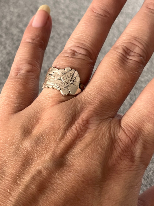 Sommerfugl ske ring lavet af teske – feminin håndlavet ring af gammelt bestik lavet af Monnas Smykkedesign