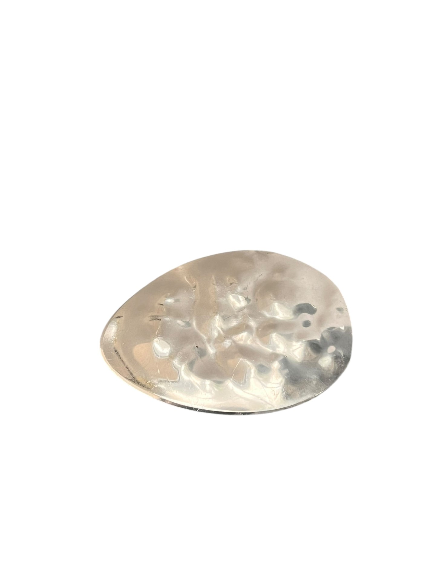 Broche af gammelt bestik med bulet overflade der reflekterer lyset i bevægelse, håndlavet ske broche, lavet af Monnas Smykkedesign