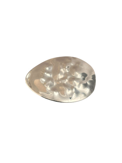 Ske broche med boblet og banket overflade der changerer lyset, unik broche af gammelt bestik, lavet af Monnas Smykkedesign