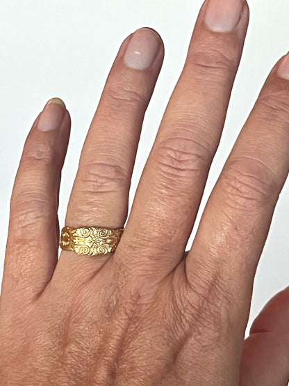 Detalje af forgyldt symmetrisk ske ring lavet af gammelt bestik – unikt vintage smykke.