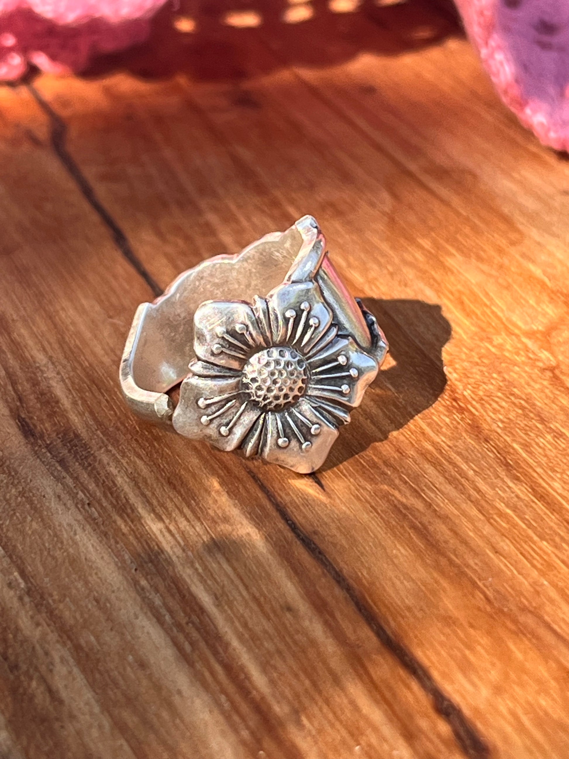 Sølvring med smukt blomster mønster med masser af patina
