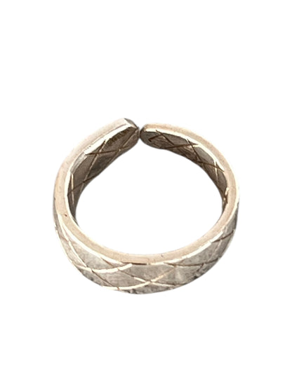Ske ring i gammelt bestik med Harlekin mønster håndlavet smykke lavet af Monnas Smykkedesign