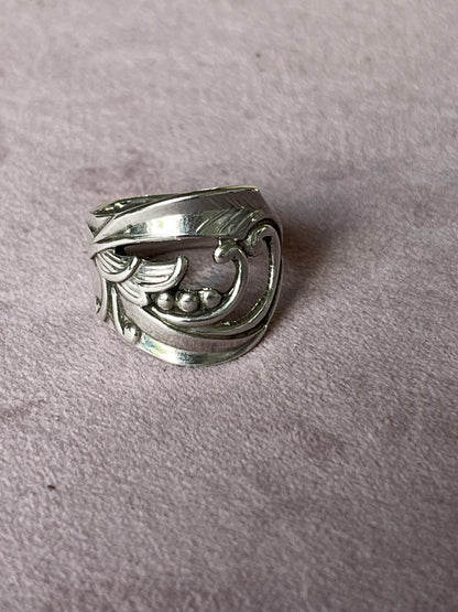 Ring af sølvske fra 1949 med blomst og små kugler
