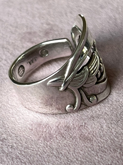 Ring af sølvske fra 1949 med blomst og små kugler