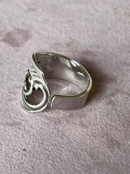 Ring af sølvske fra 1949 med blomst og små kugler