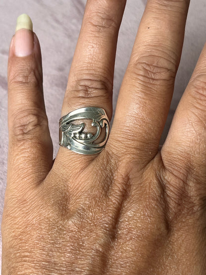 Ring af sølvske fra 1949 med blomst og små kugler