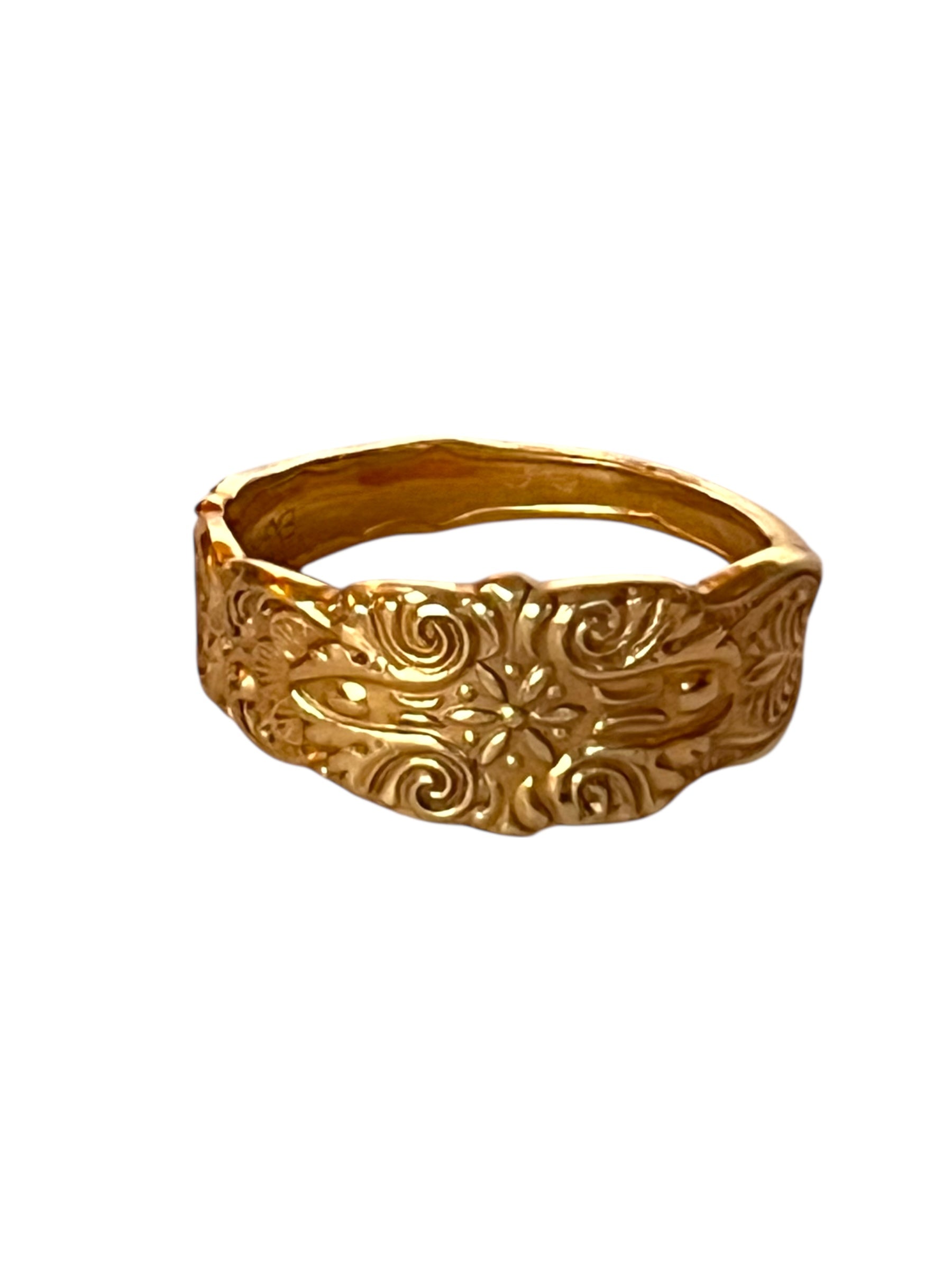 Detalje af forgyldt symmetrisk ske ring lavet af gammelt bestik – unikt vintage smykke.