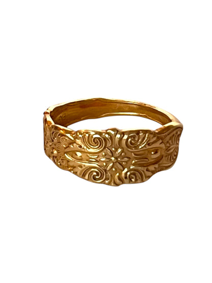 Detalje af forgyldt symmetrisk ske ring lavet af gammelt bestik – unikt vintage smykke.