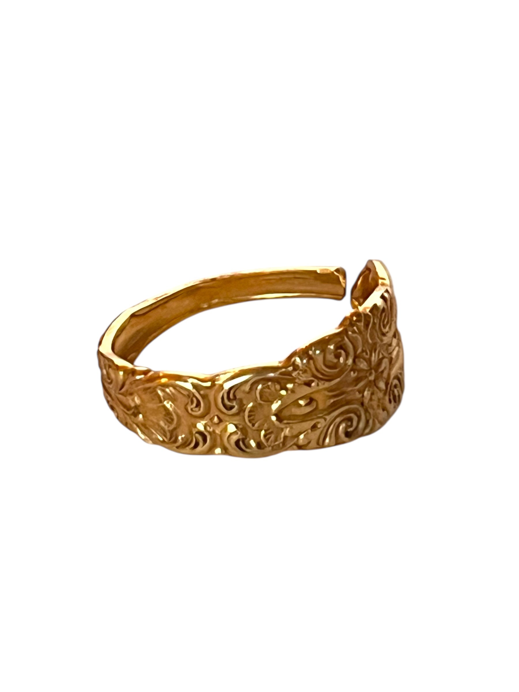 Detalje af forgyldt symmetrisk ske ring lavet af gammelt bestik – unikt vintage smykke.