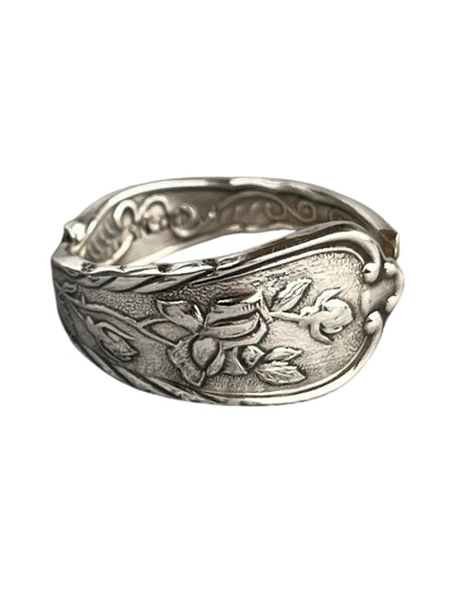unika-ring-haandlavet-af-gammelt-bestik-statement-ring-genbrugssmykke-lavet-af-Monnas-Smykkedesign