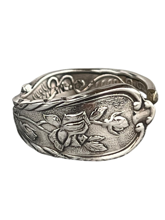 unika-ring-haandlavet-af-gammelt-bestik-statement-ring-genbrugssmykke-lavet-af-Monnas-Smykkedesign