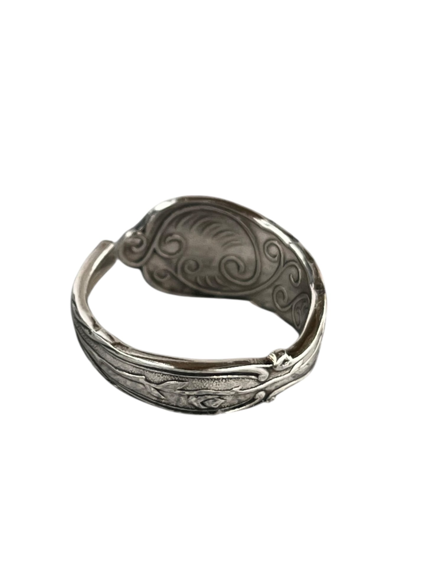 unika-ring-haandlavet-af-gammelt-bestik-statement-ring-genbrugssmykke-lavet-af-Monnas-Smykkedesign