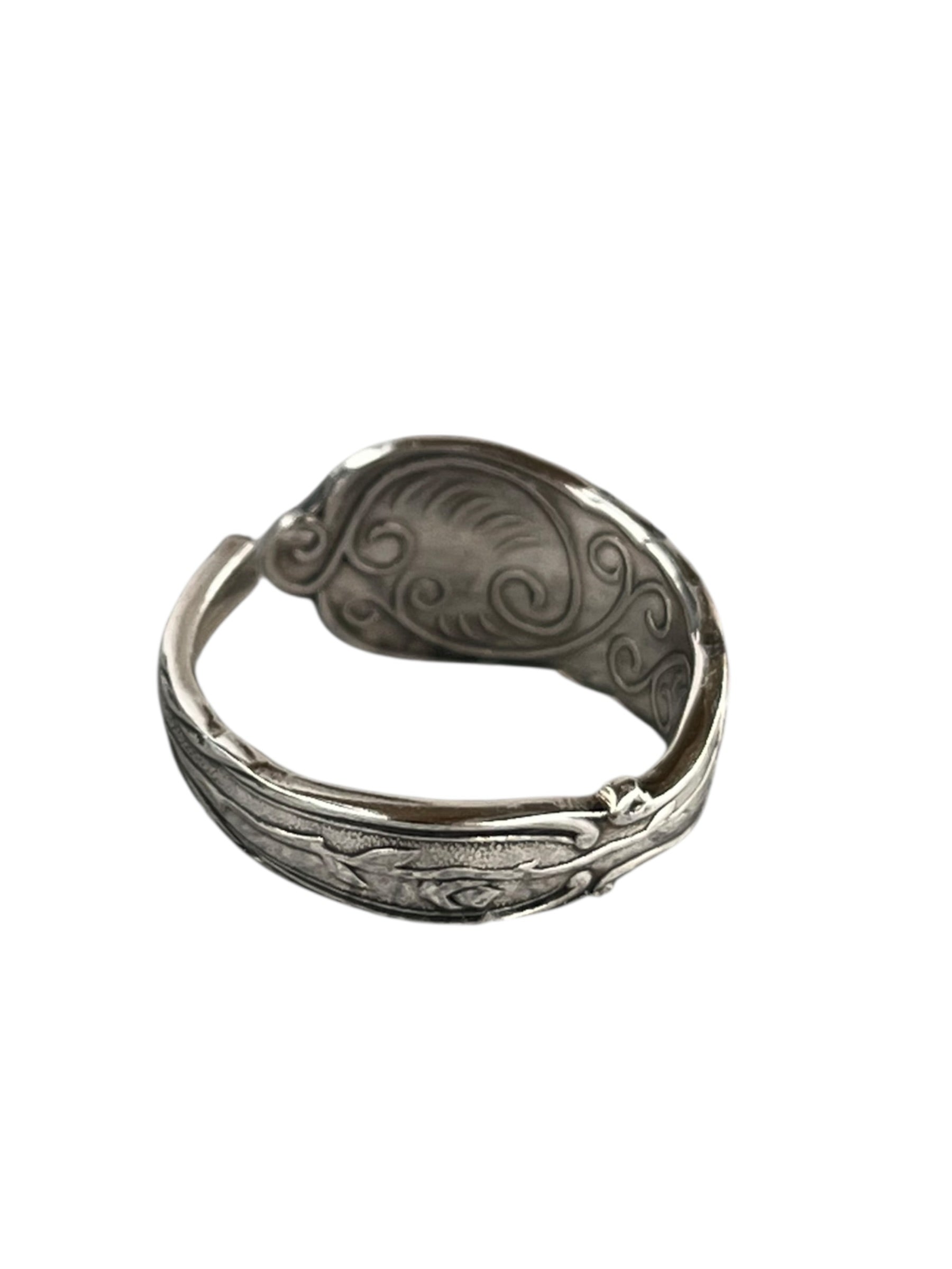 unika-ring-haandlavet-af-gammelt-bestik-statement-ring-genbrugssmykke-lavet-af-Monnas-Smykkedesign