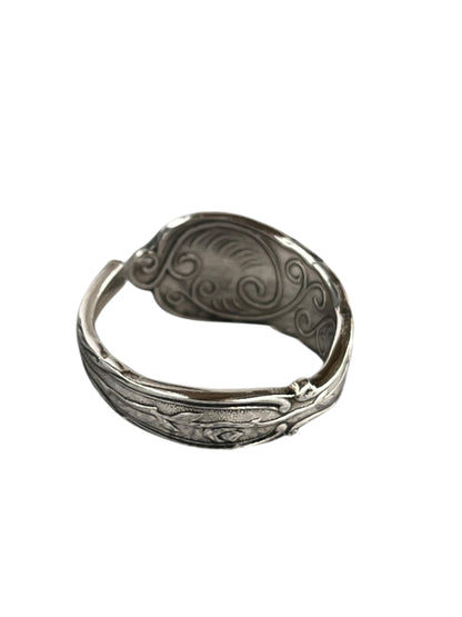 unika-ring-haandlavet-af-gammelt-bestik-statement-ring-genbrugssmykke-lavet-af-Monnas-Smykkedesign