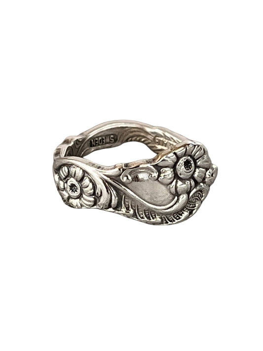unika-ring-haandlavet-af-gammelt-bestik-statement-ring-genbrugssmykke-lavet-af-Monnas-Smykkedesign