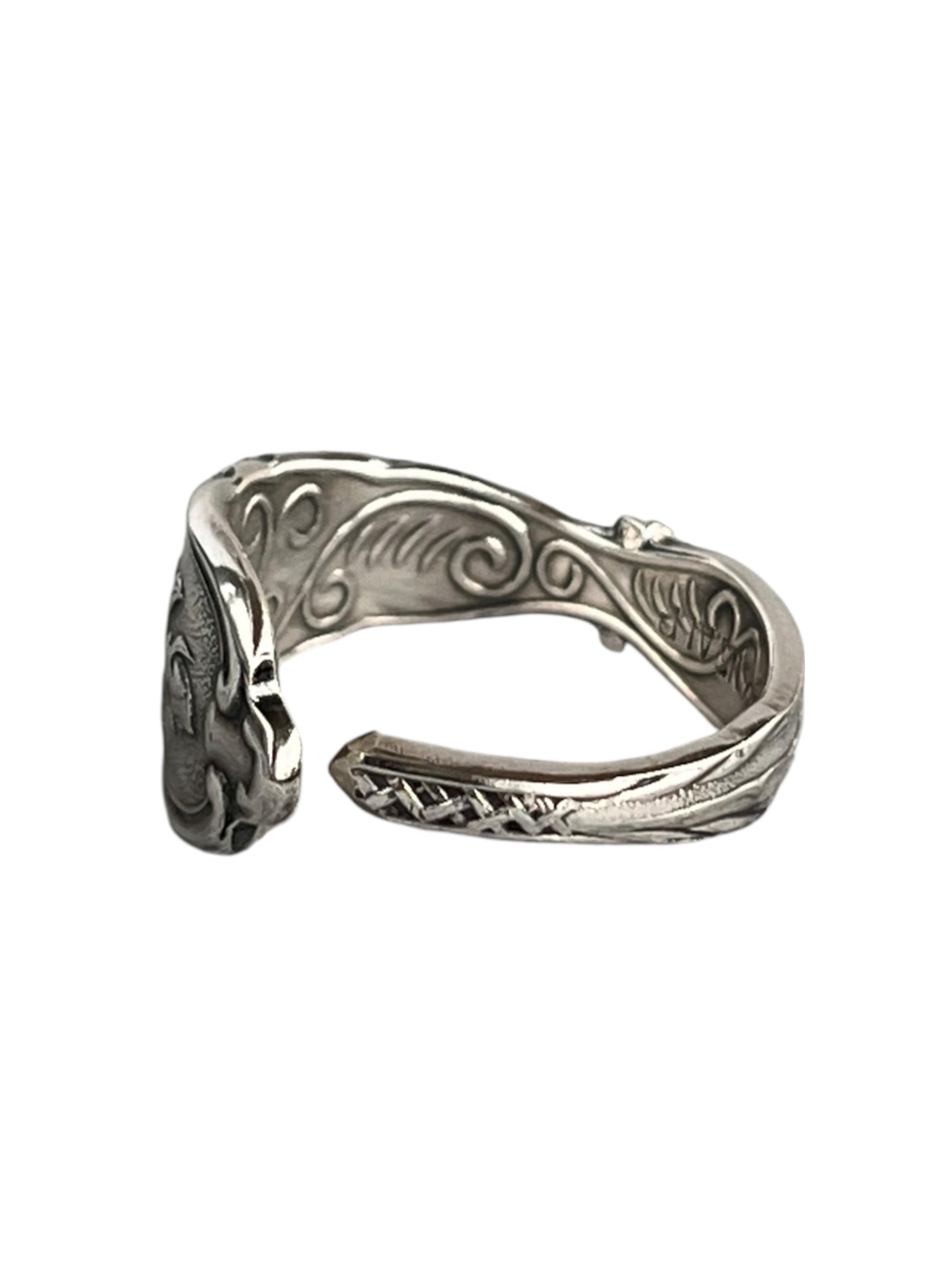 unika-ring-haandlavet-af-gammelt-bestik-statement-ring-genbrugssmykke-lavet-af-Monnas-Smykkedesign