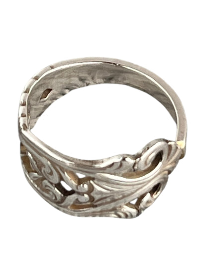 unika-ring-haandlavet-af-gammelt-bestik-statement-ring-genbrugssmykke-lavet-af-Monnas-Smykkedesign