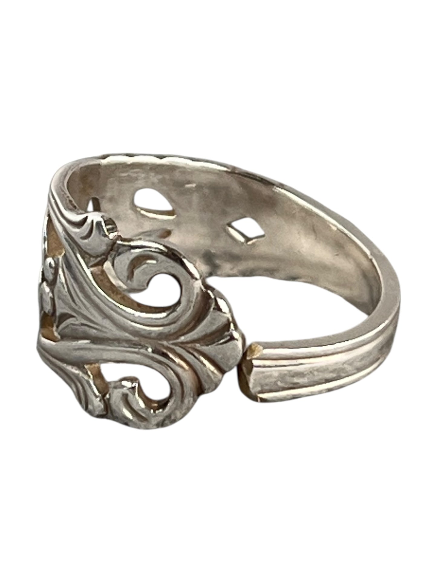unika-ring-haandlavet-af-gammelt-bestik-statement-ring-genbrugssmykke-lavet-af-Monnas-Smykkedesign