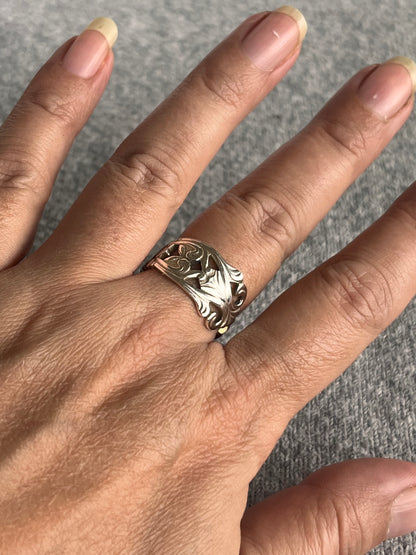 unika-ring-haandlavet-af-gammelt-bestik-statement-ring-genbrugssmykke-lavet-af-Monnas-Smykkedesign