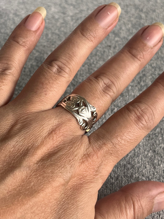 unika-ring-haandlavet-af-gammelt-bestik-statement-ring-genbrugssmykke-lavet-af-Monnas-Smykkedesign