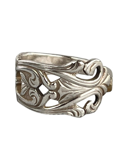 unika-ring-haandlavet-af-gammelt-bestik-statement-ring-genbrugssmykke-lavet-af-Monnas-Smykkedesign