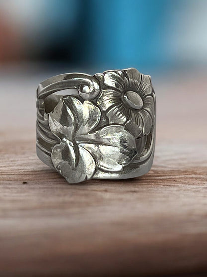 Daisy Marguerit ring  – håndlavet ring fra Monnas Smykkedesign med feminint udtryk