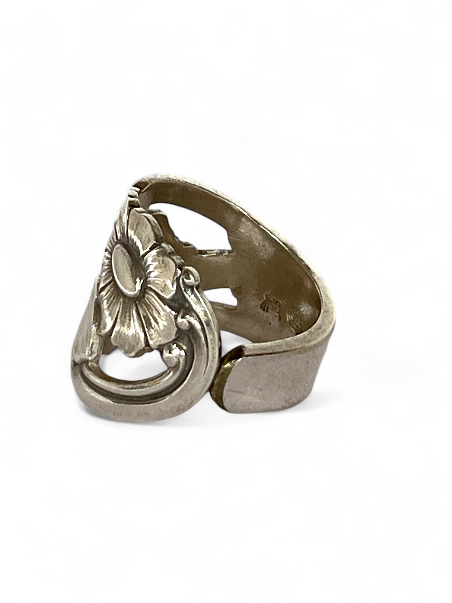 Daisy ske ring med marguerit- og blomsterinspireret design – unikt bæredygtigt smykke fra gamle skeer.