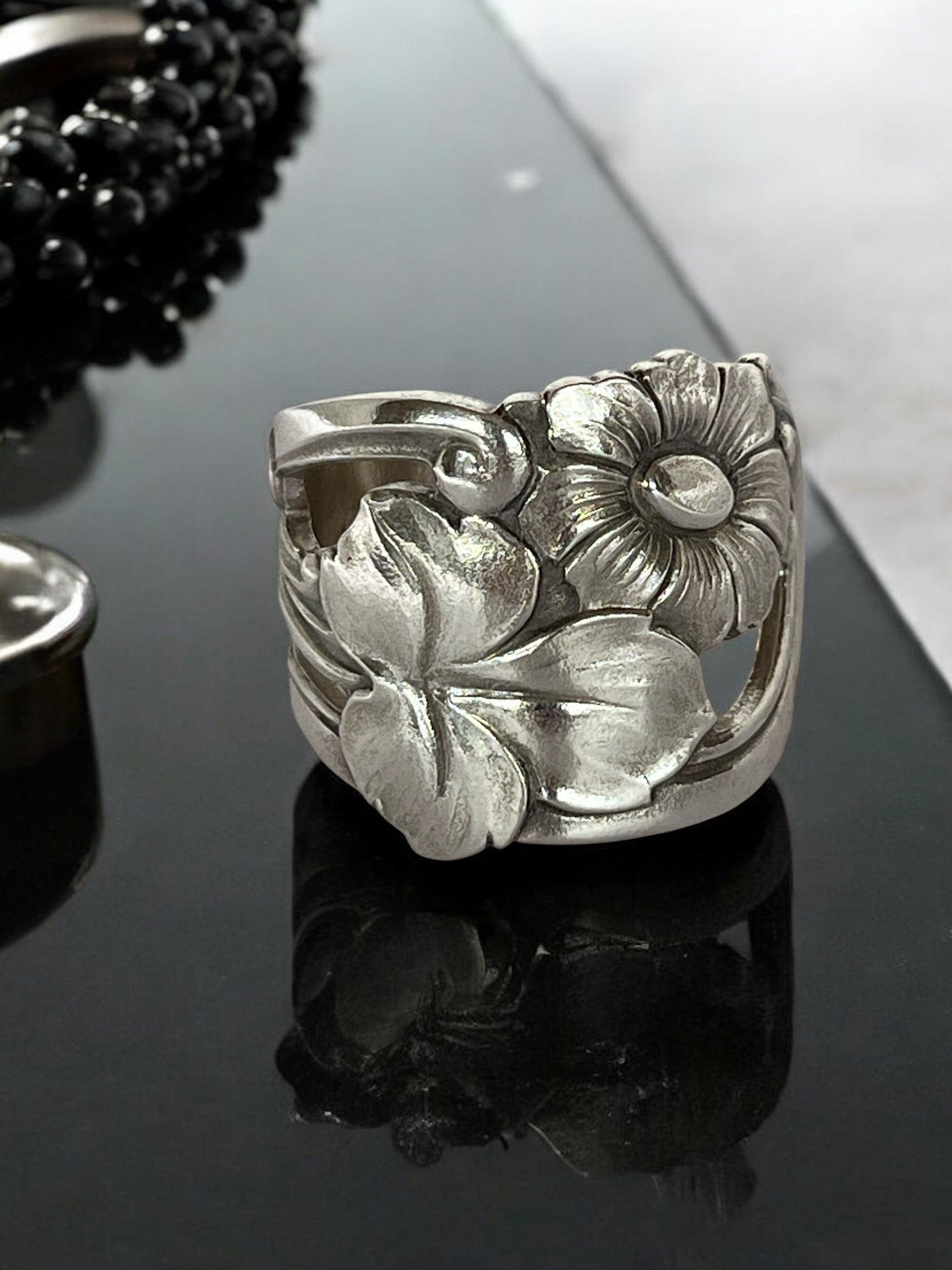 Detalje af Daisy ring lavet af genbrugt bestik – elegant håndlavet ske ring fra gammel marguerit sølvtøj.