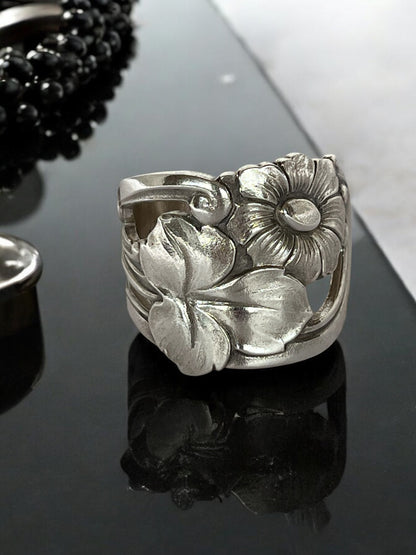 Detalje af Daisy ring lavet af genbrugt bestik – elegant håndlavet ske ring fra gammel marguerit sølvtøj.