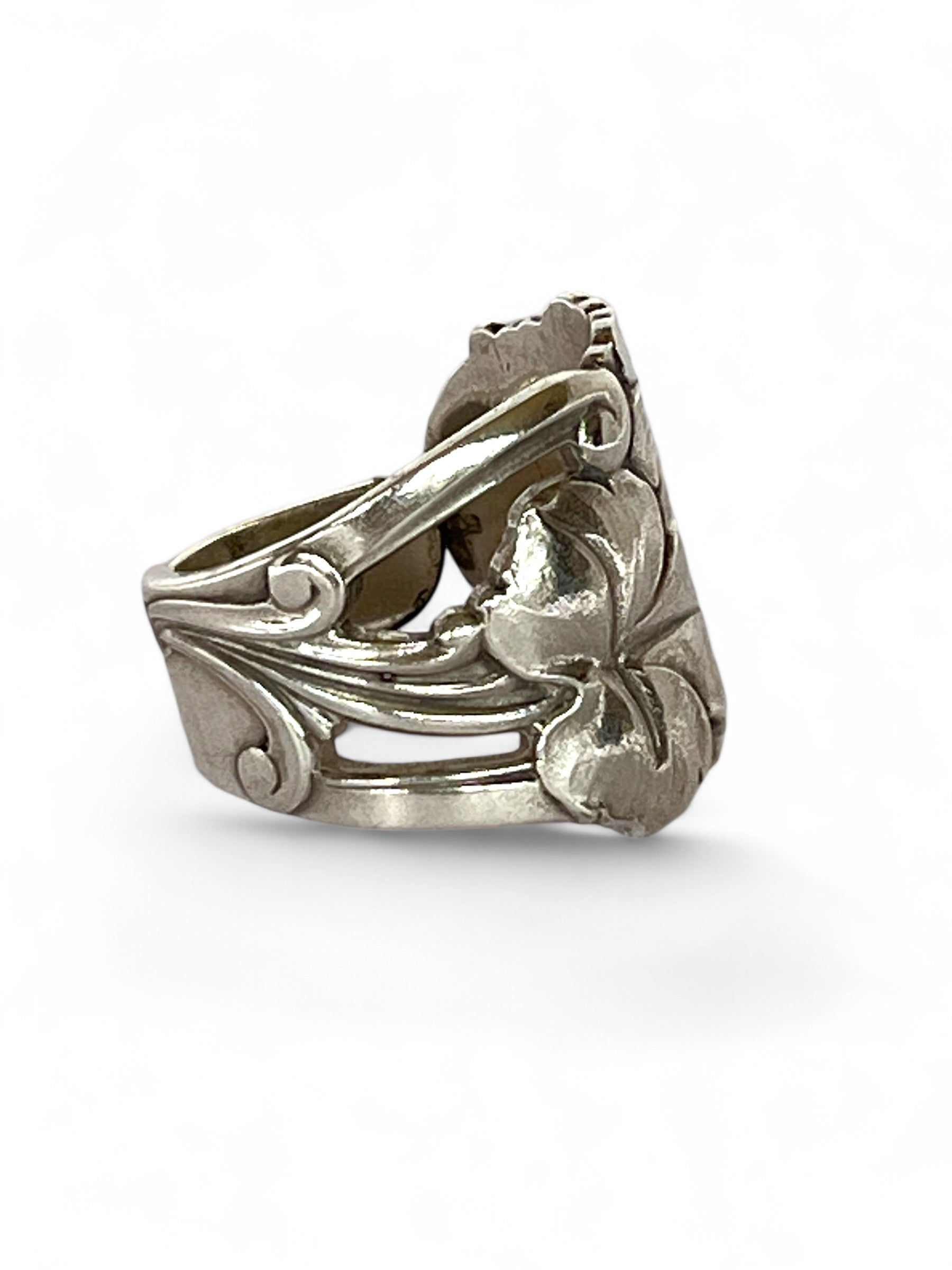 Daisy ring med margue – håndlavet statement ring fra Monnas Smykkedesign med feminint udtryk