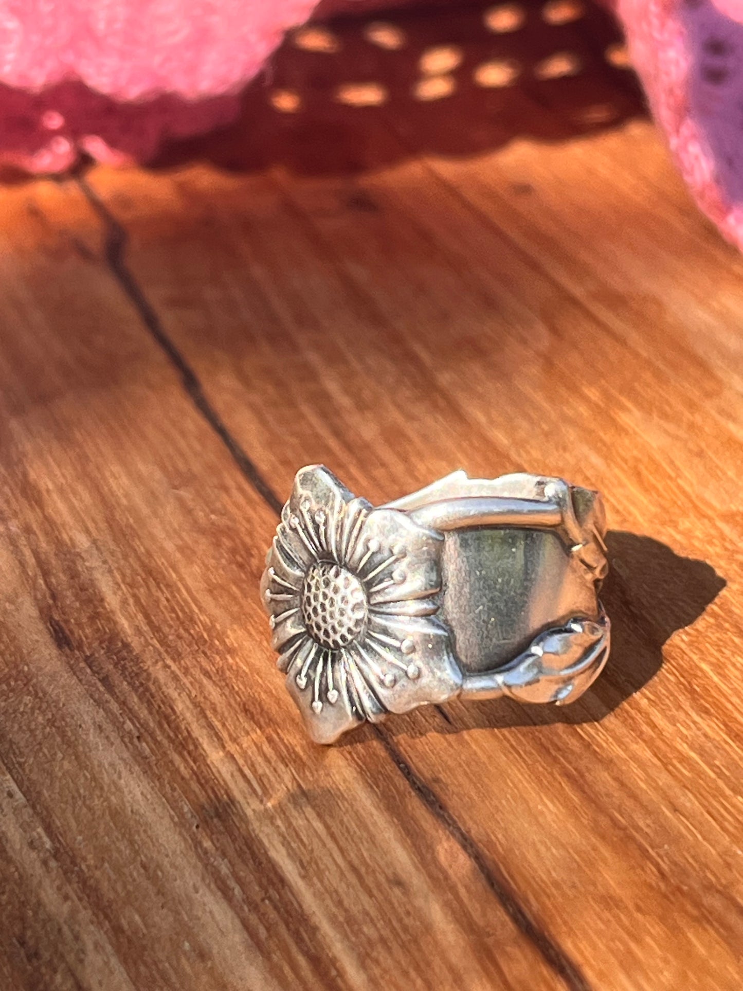 Håndlavet marguerit ske-ring af vintage pletsølv med smuk patina. Unik blomsterring fremstillet af en finsk sølvske.