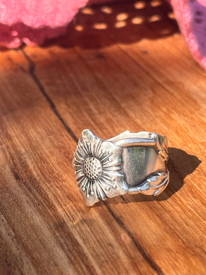 Håndlavet marguerit ske-ring af vintage pletsølv med smuk patina. Unik blomsterring fremstillet af en finsk sølvske.