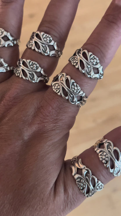 Svensk blomster ske ring af antik ske
